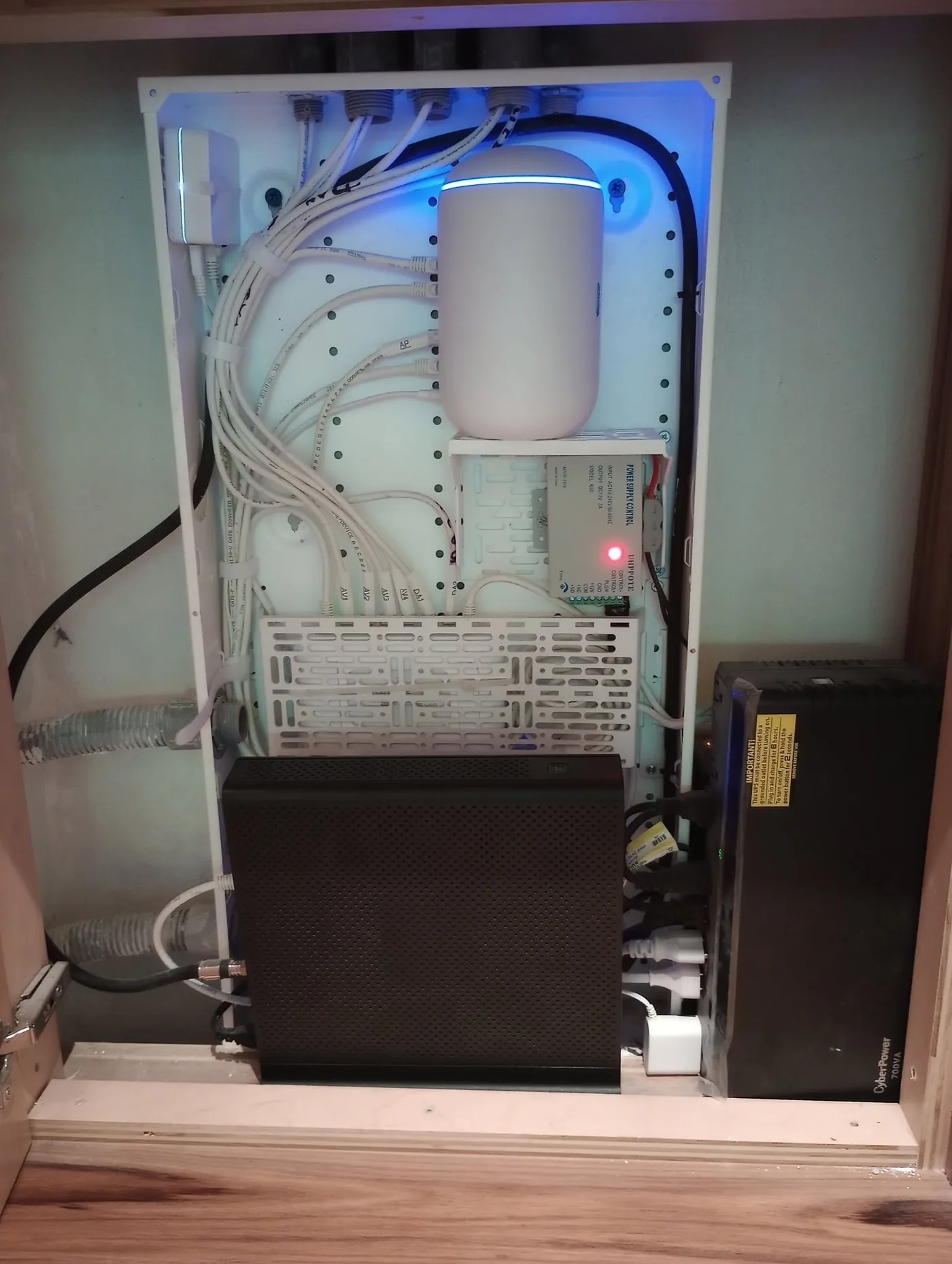Connected network equipment organized inside a residential cabinet