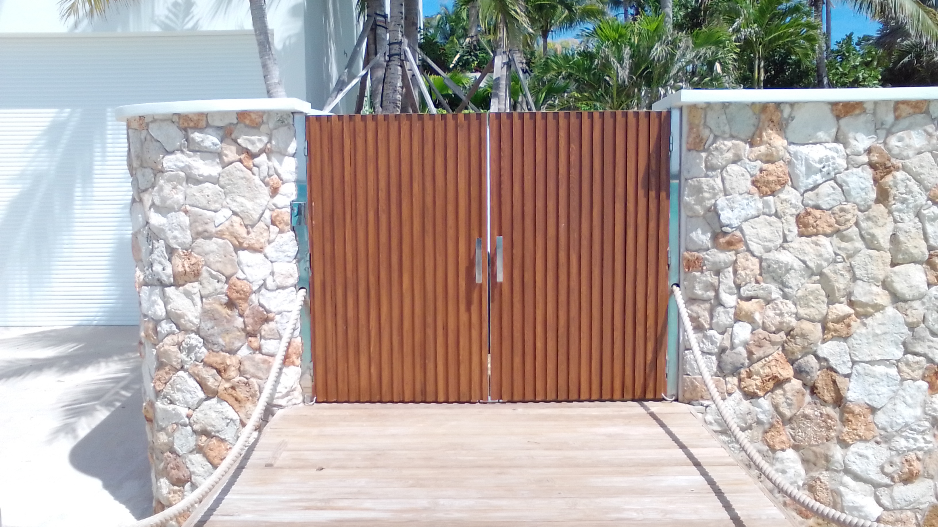 Automated residential gate integrated into the property entry